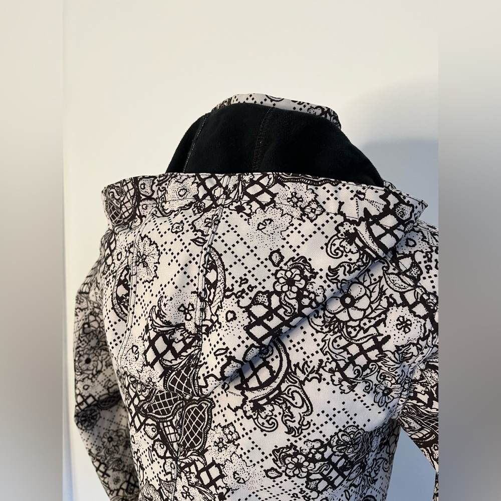 Lululemon Lined Black and White Floral Lace Jacket with Detachable Hood size 4 - Picture 10 of 16